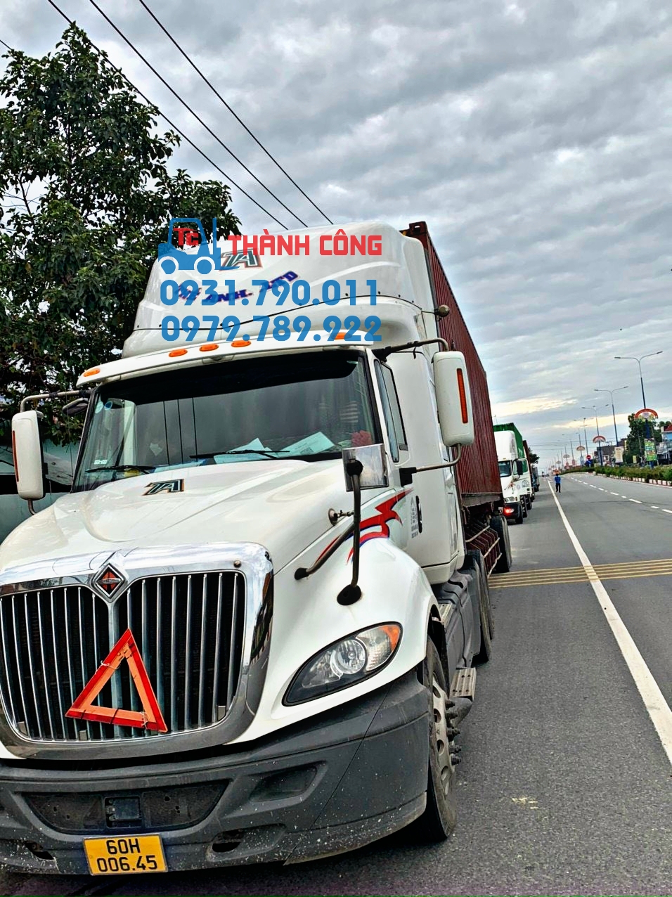 Xe đầu kéo container đang làm nhiệm vụ